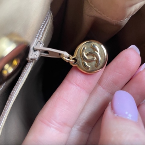 AUTHENTIC - CHANEL TIMELESS/CLASSIQUE LEATHER & CANVAS TOTE serial in tact - Picture 6 of 10